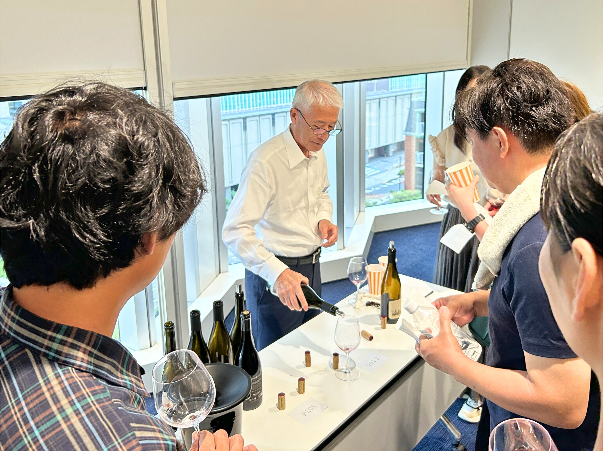 (セミナールームC) 社長の解説を聞きながらテイスティング