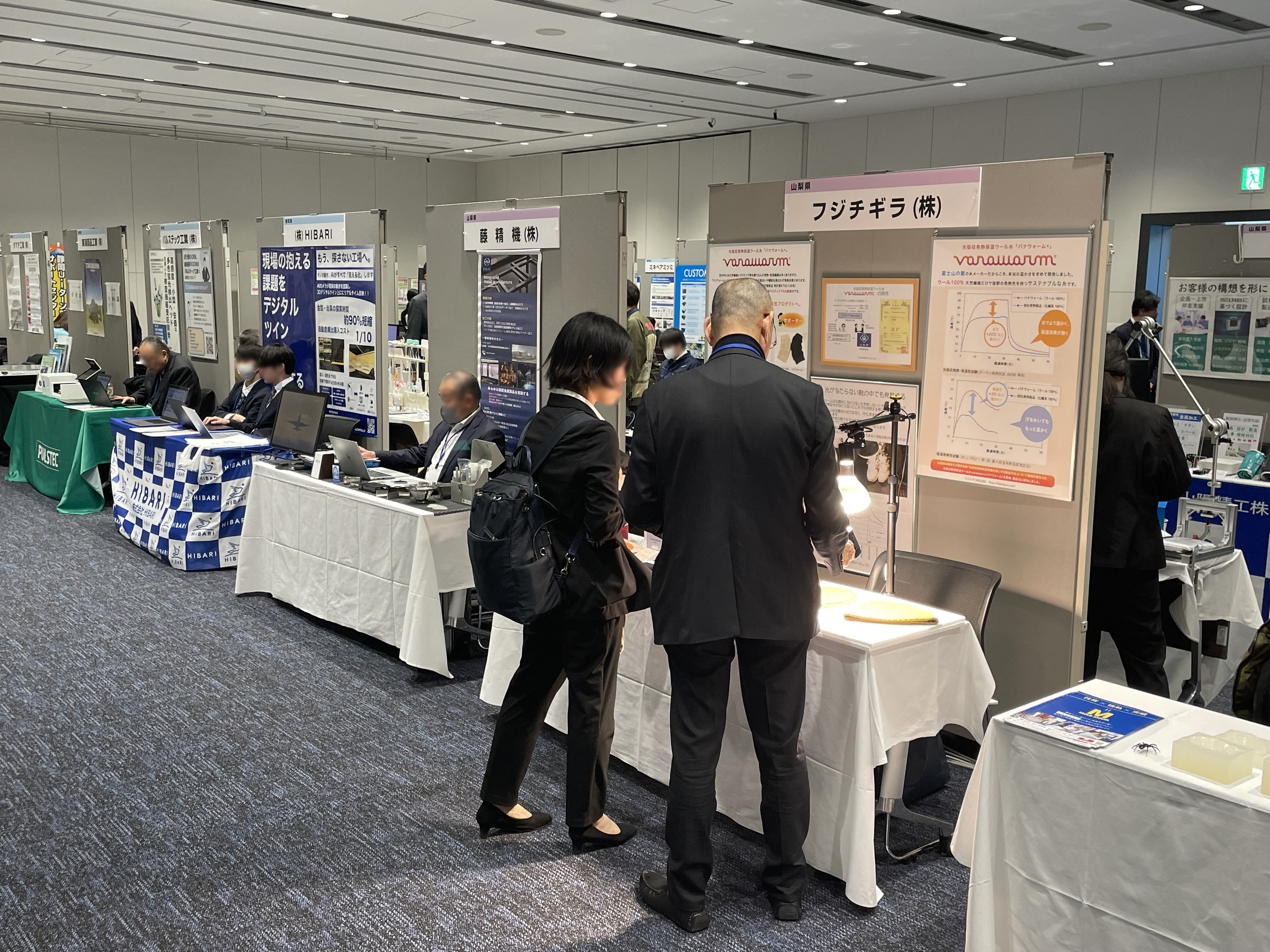 (メインルーム)　展示ブースの様子