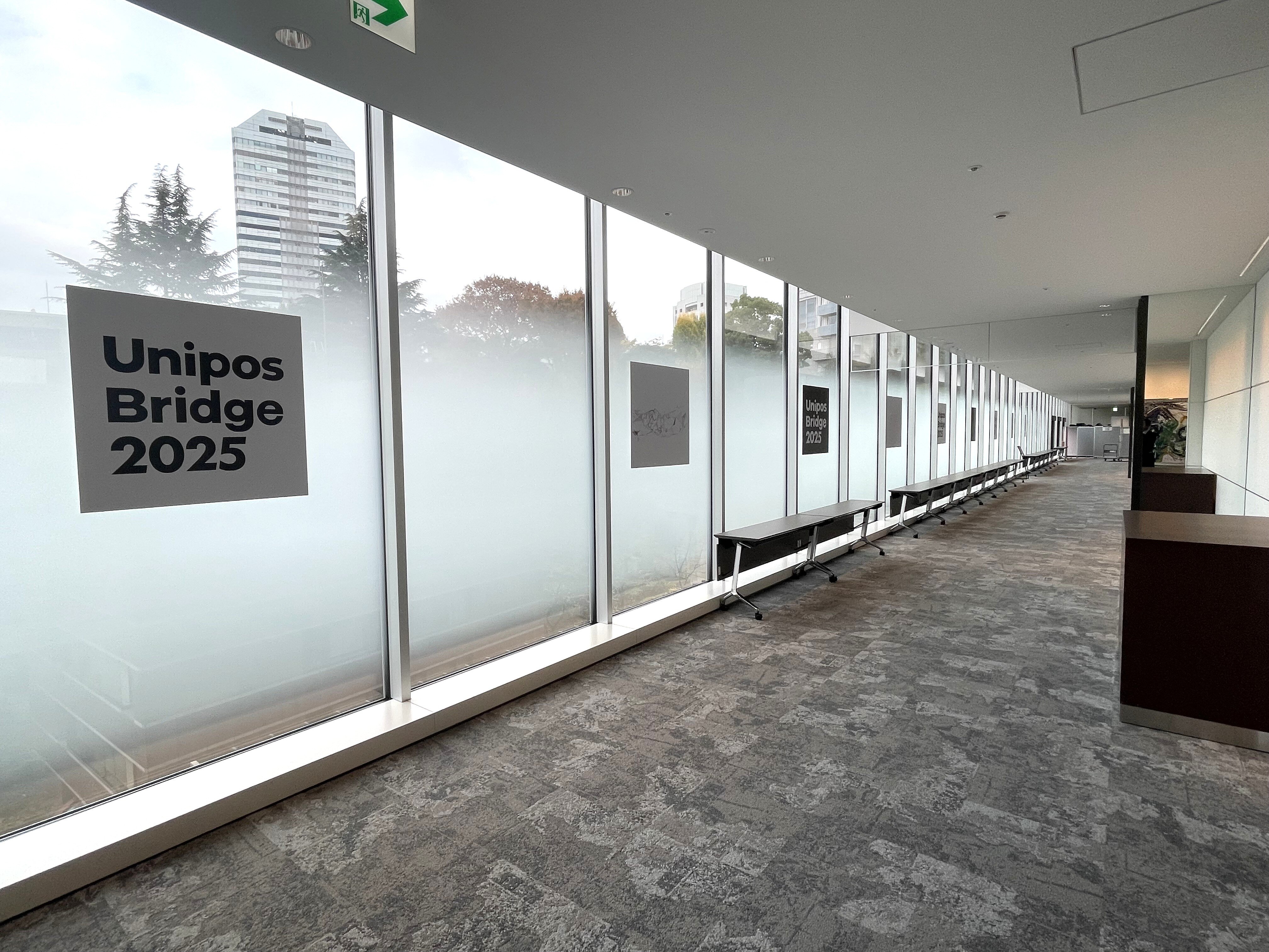 (ホワイエ)　展示およびコーヒースペース