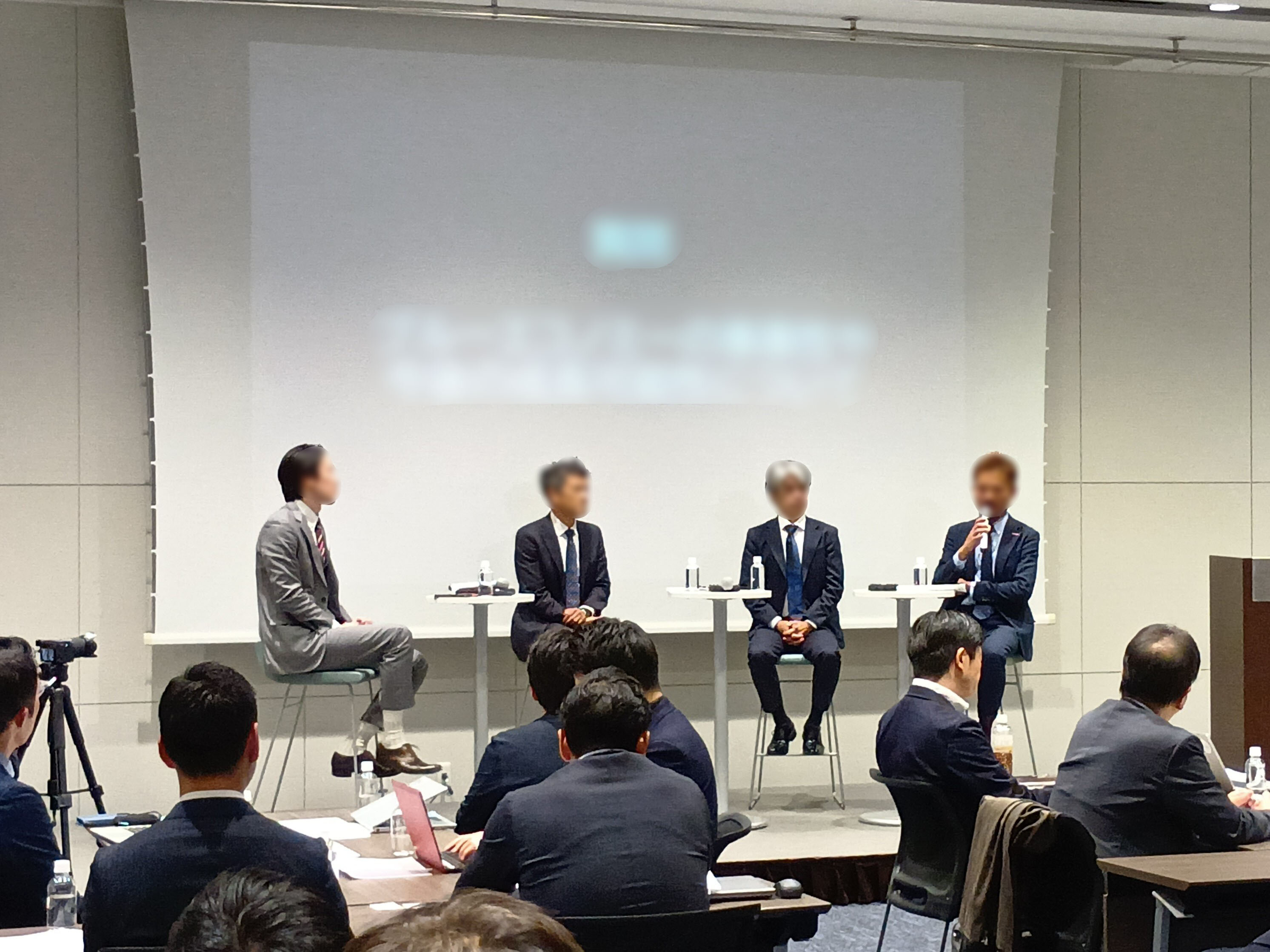 ステージ・ハイチェアを使用したパネルディスカッション