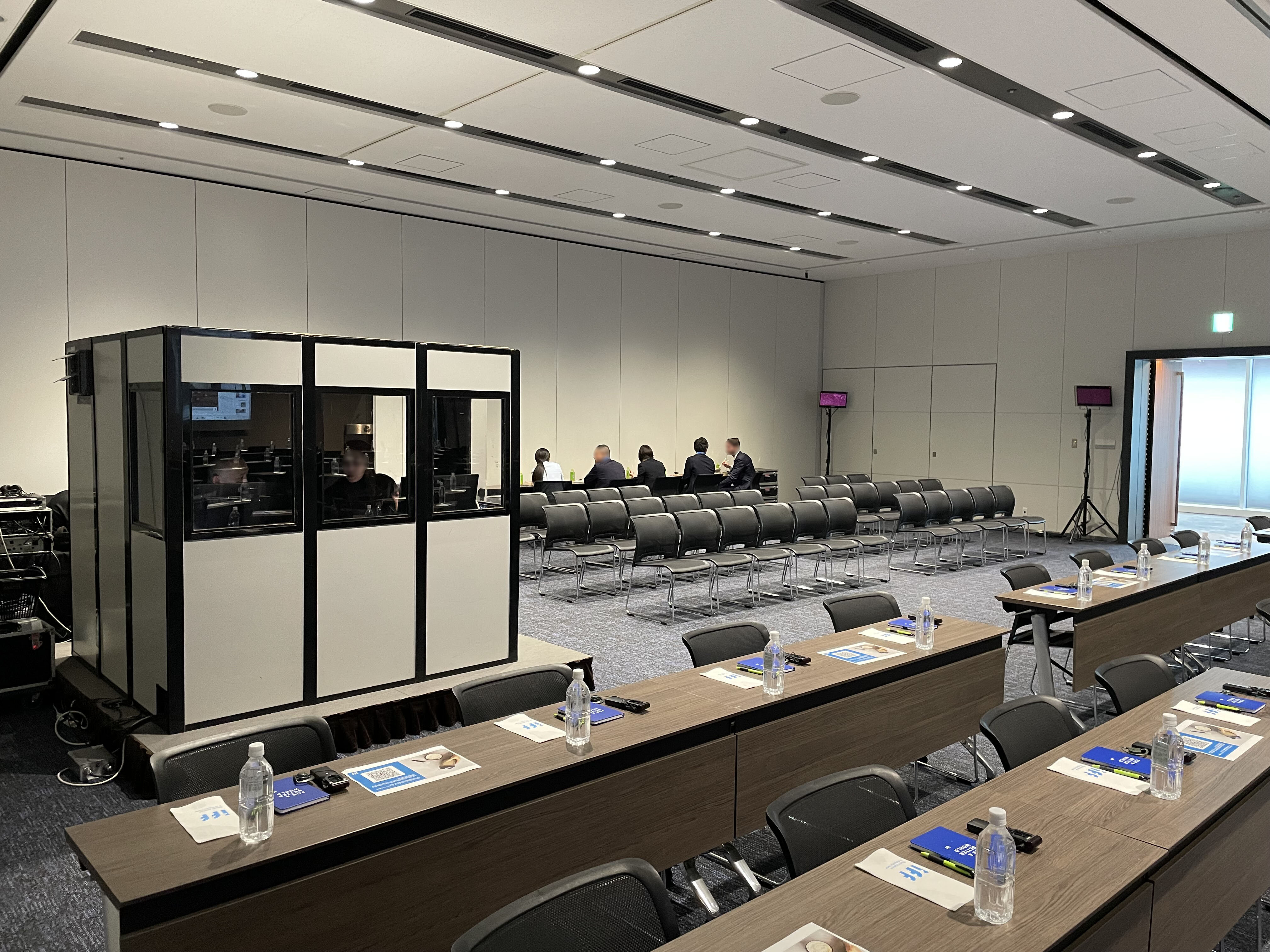 (メインルームBCD)　会場後方に設置された同時通訳ブース