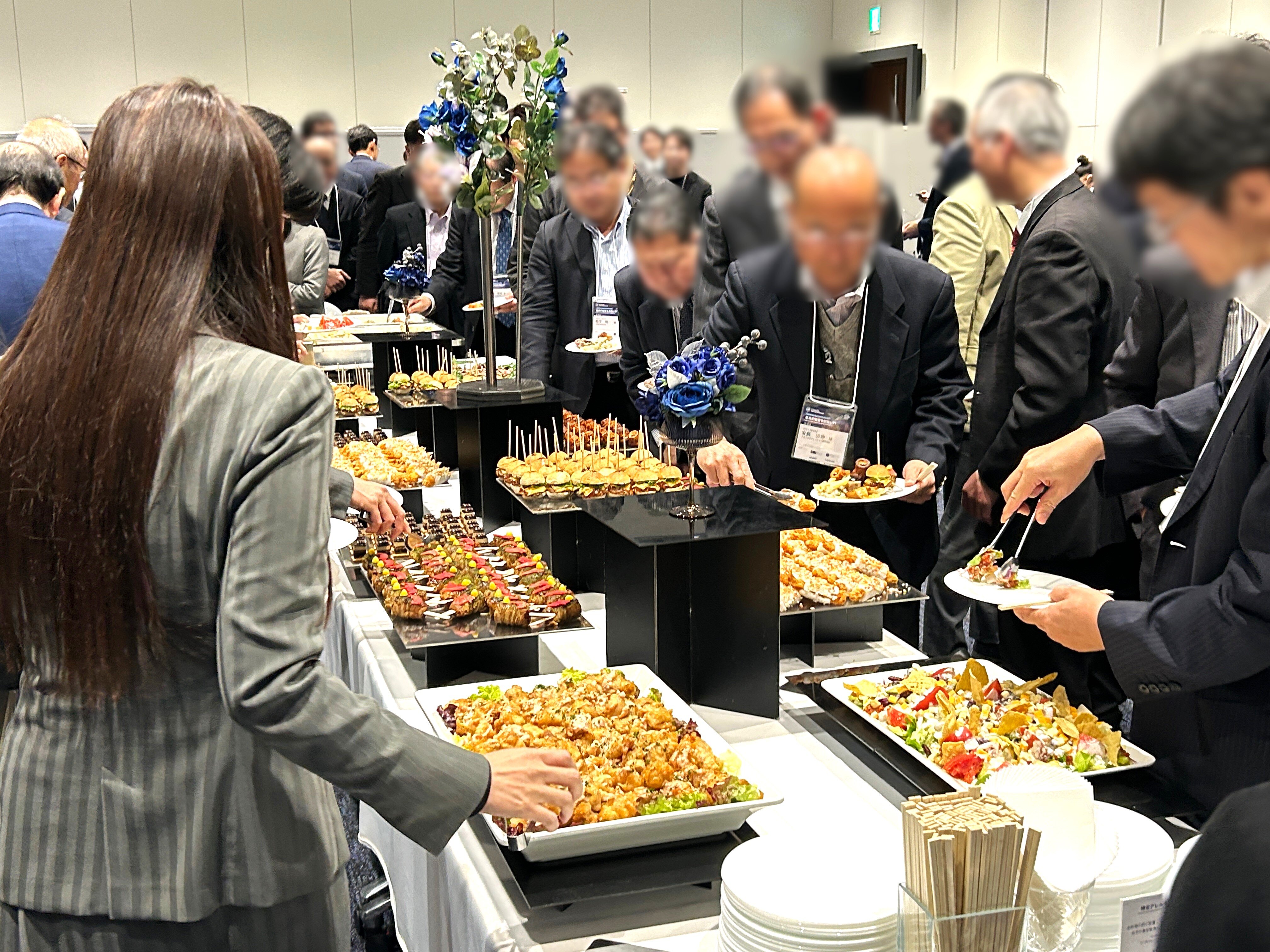 （懇親会）お食事をよそっていらっしゃる様子