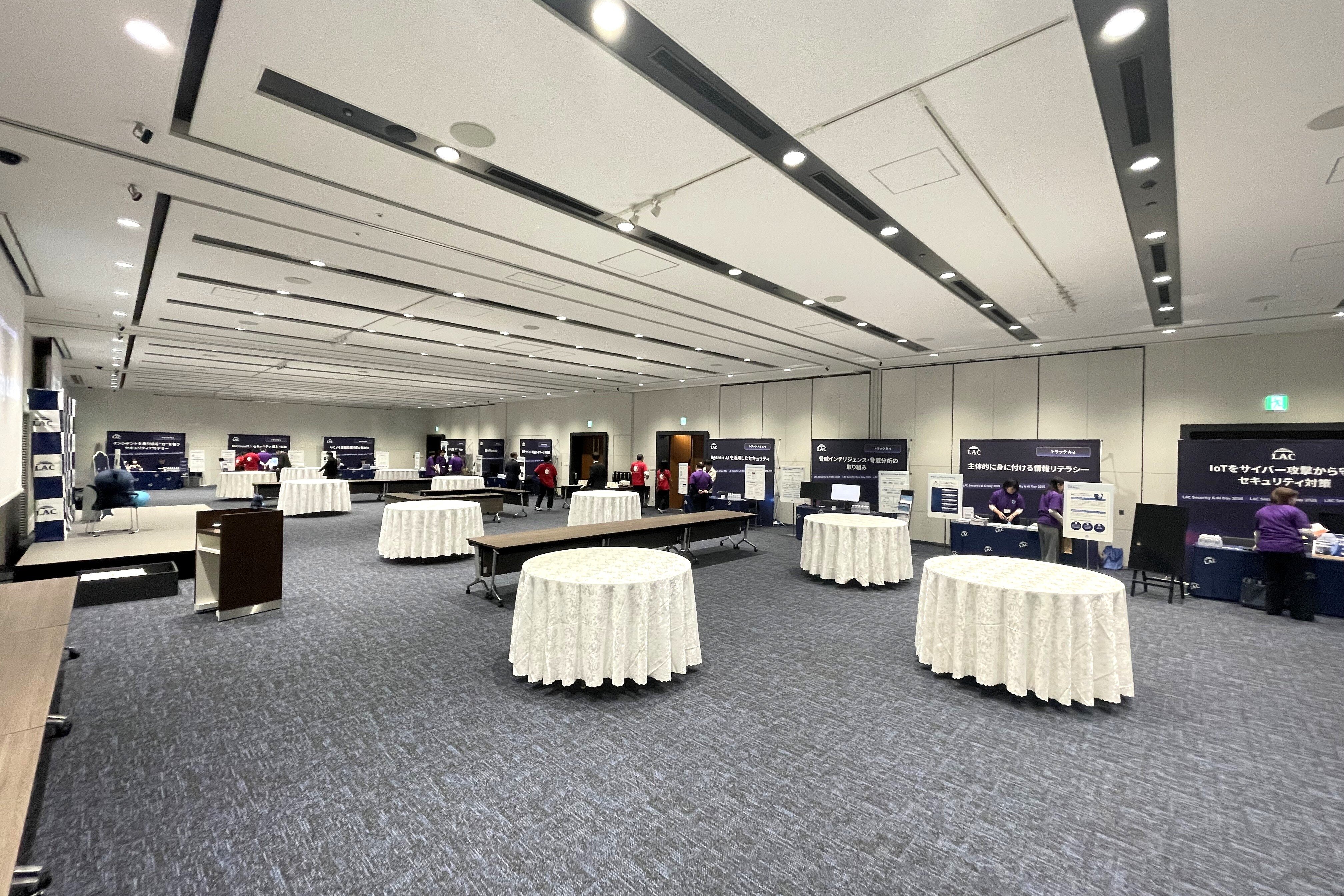 （メインルーム）講演終了後、交流会仕様へレイアウト変更