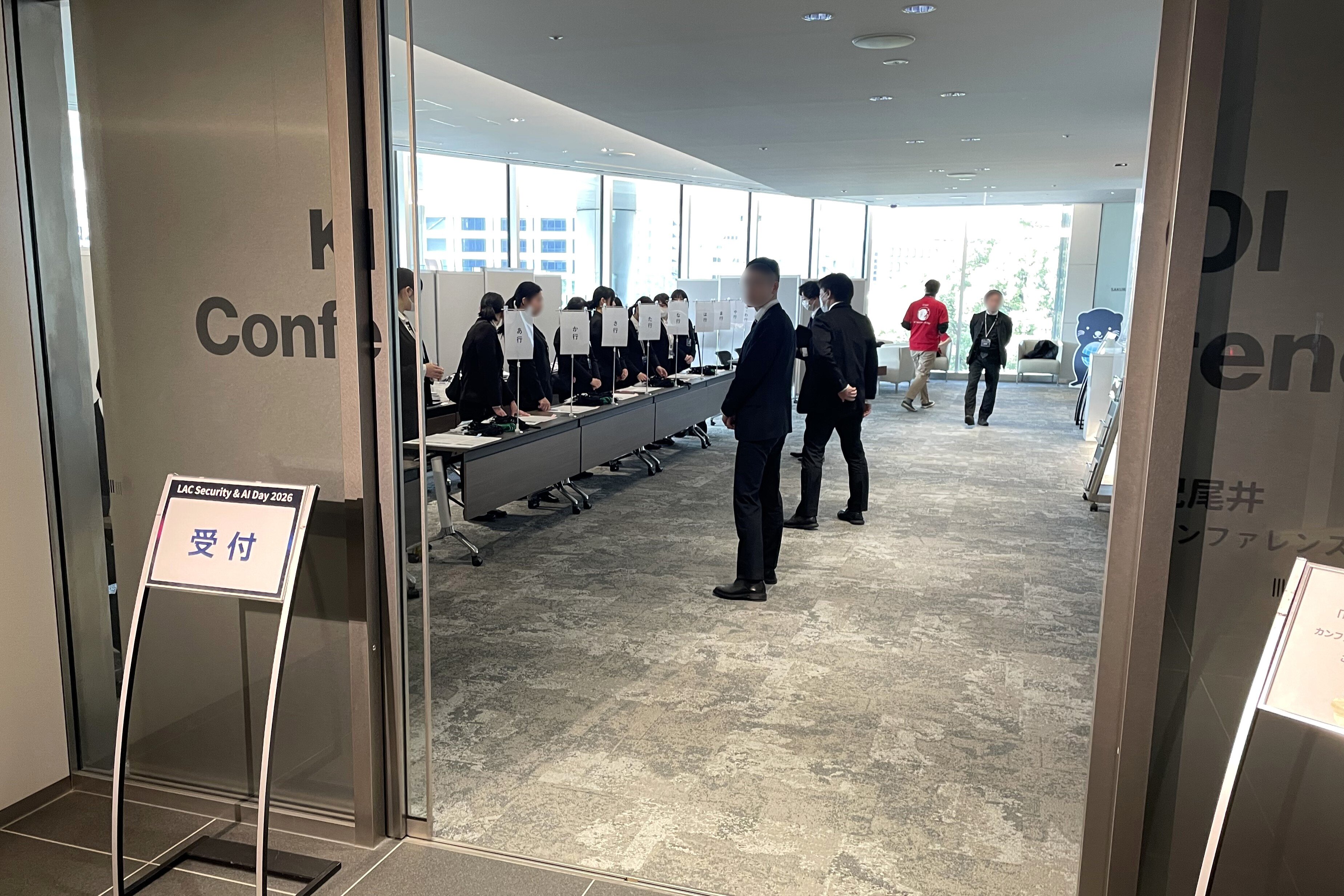 （エントランス）全館貸切時は自然光の入るエントランススペースを専有利用可能