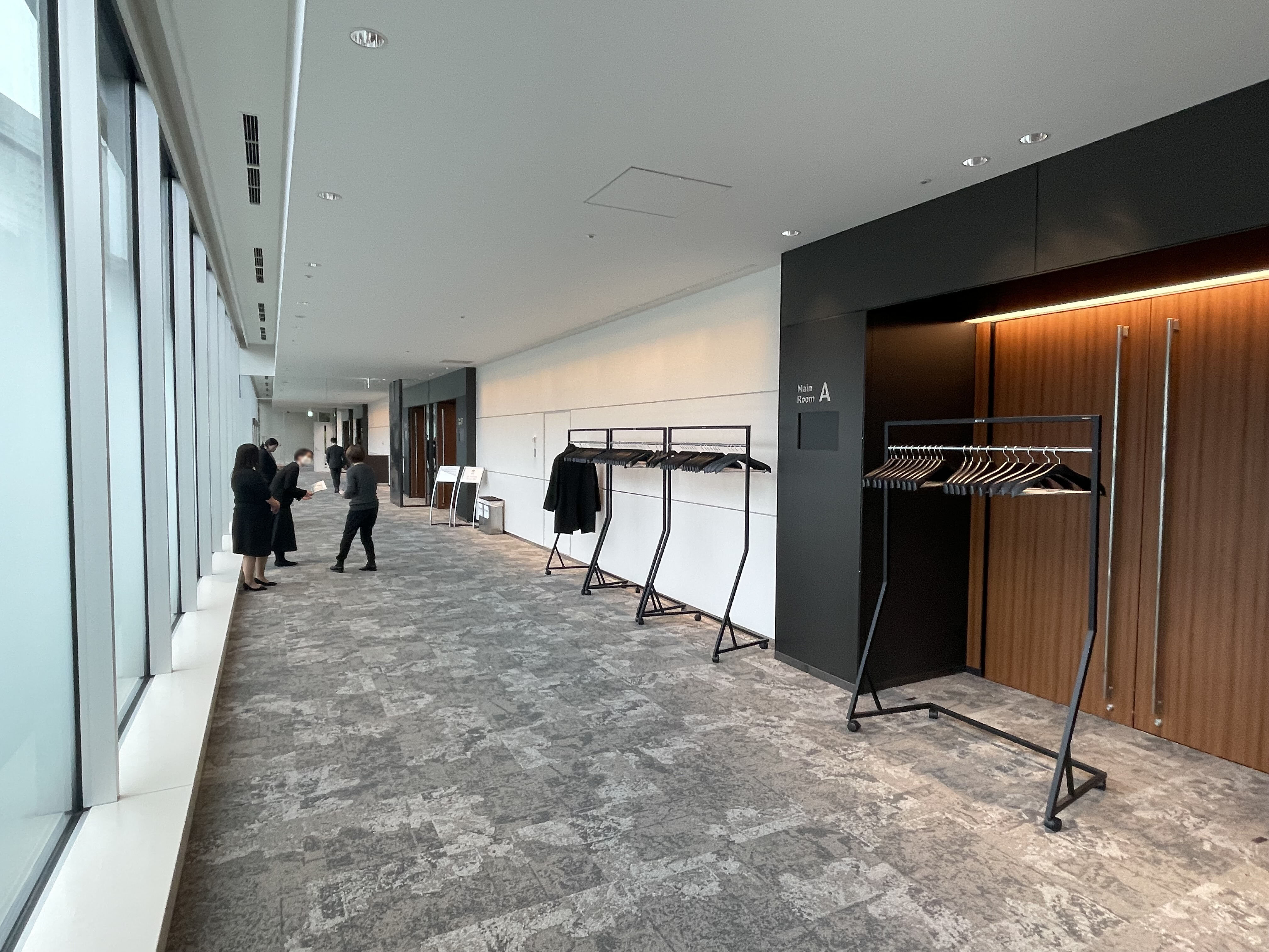 (ホワイエスペース)　ハンガーラックを設置