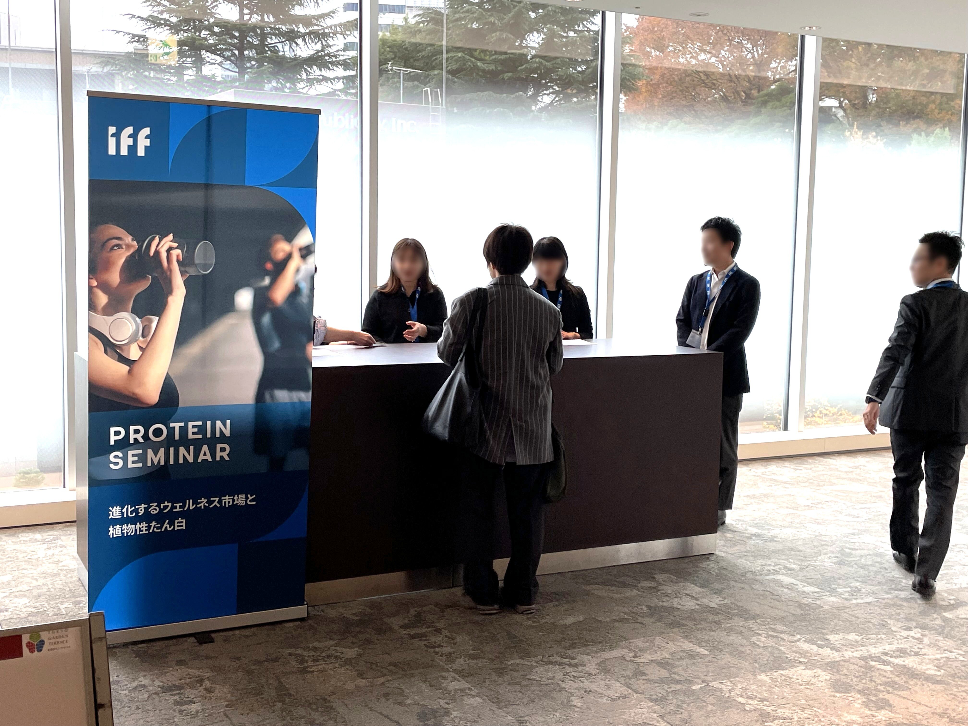 (ホワイエスペース)　受付のご様子