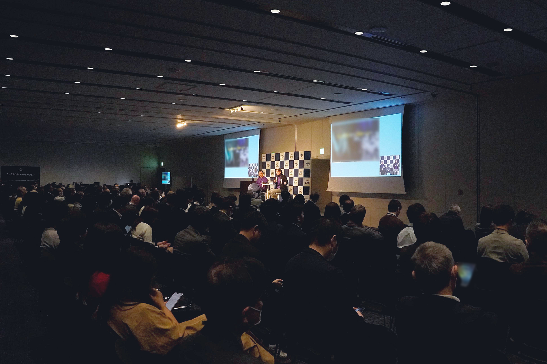 （メインルーム）ハイブリッドイベント形式で行われた講演の様子