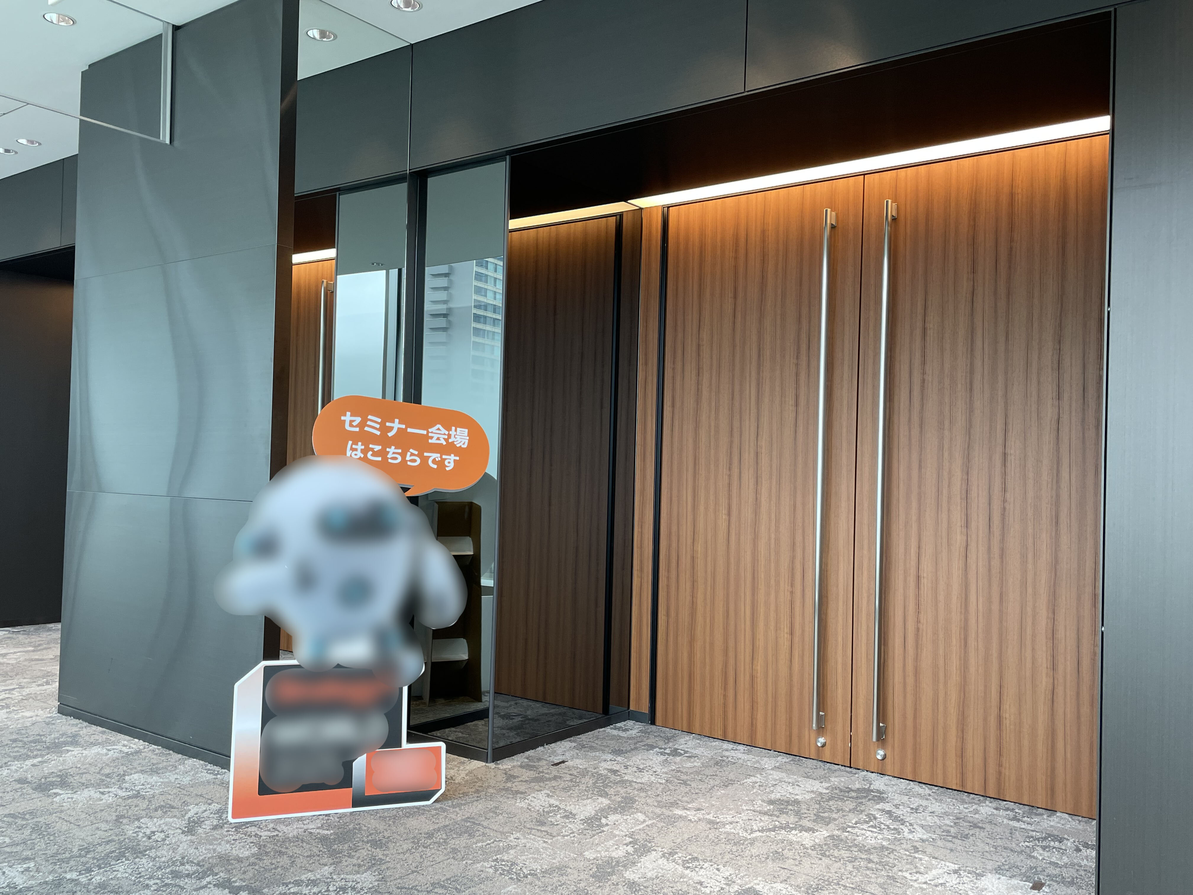 メイン会場入り口 キャラクターによる歓迎