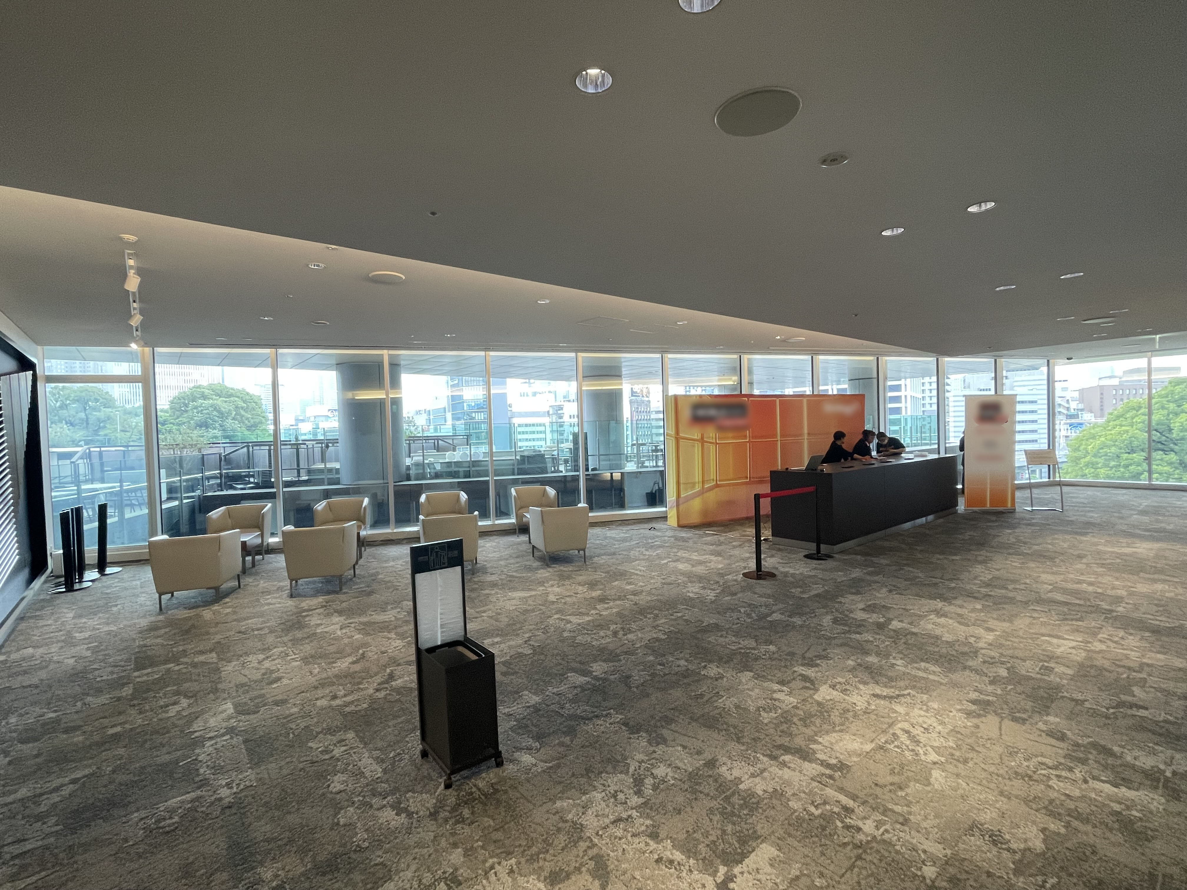 200名規模の参加者をスムーズにご案内するエントランス・受付エリア