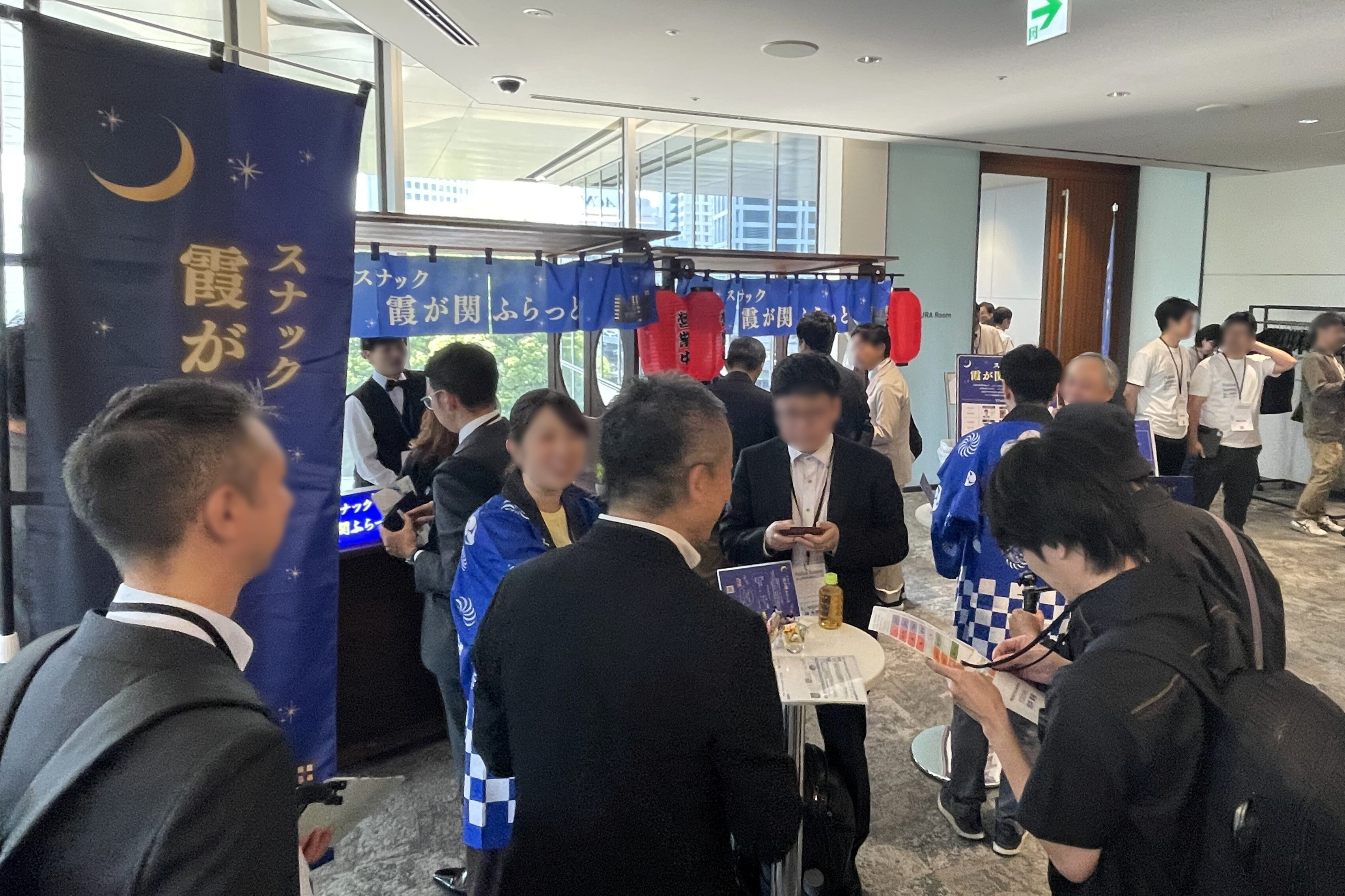 （ホワイエ）政官民の交流を促進するコミュニケーションスペース「スナック 霞が関ふらっと」を展開。