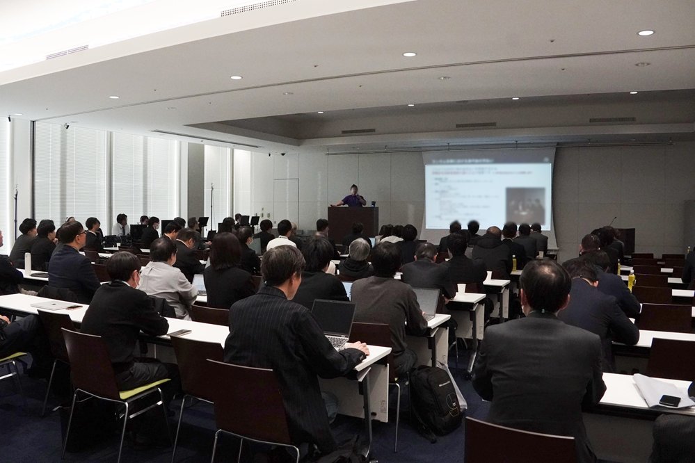 スクールレイアウトにて実施された講義の様子