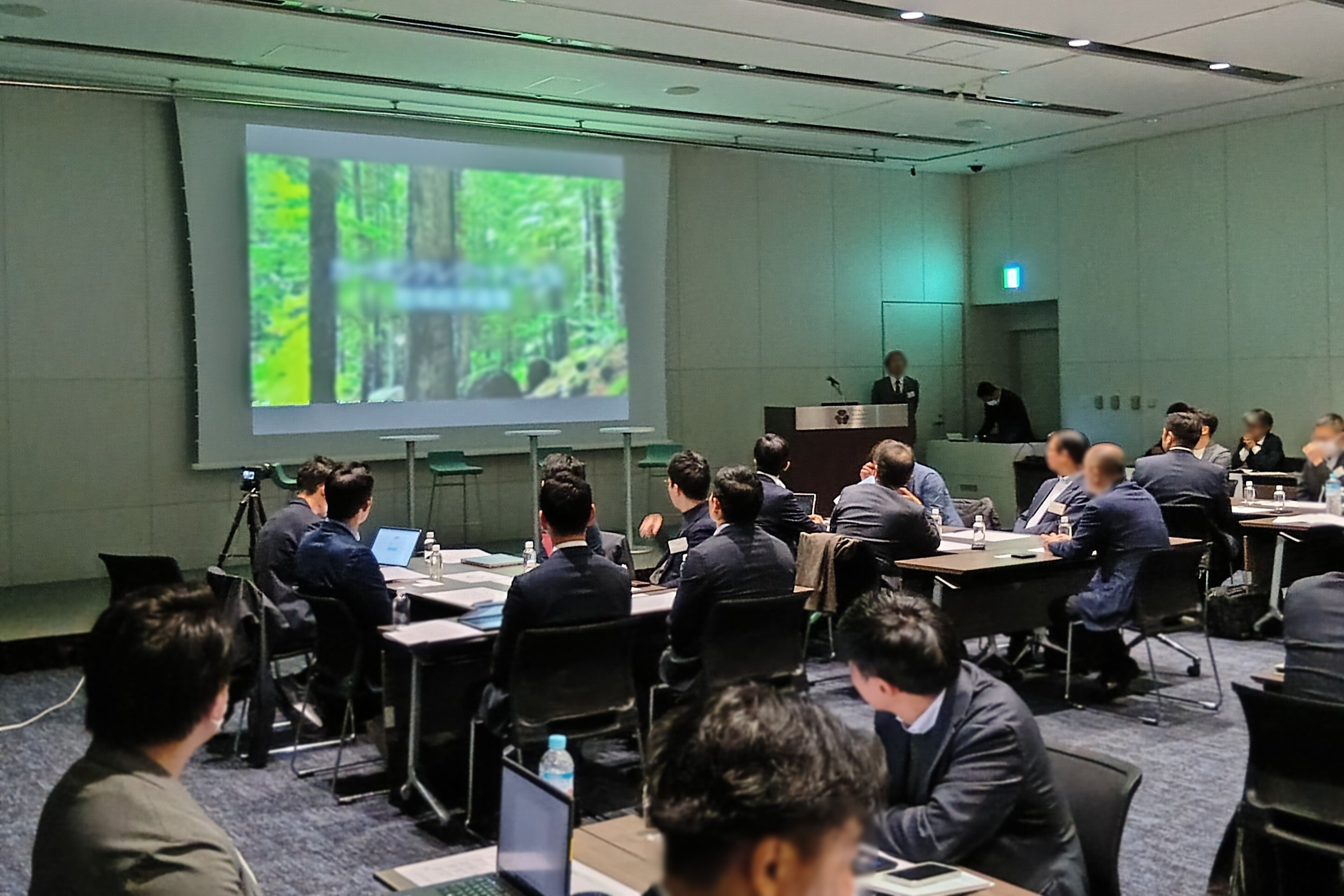 40〜100名規模の研修・講義風景