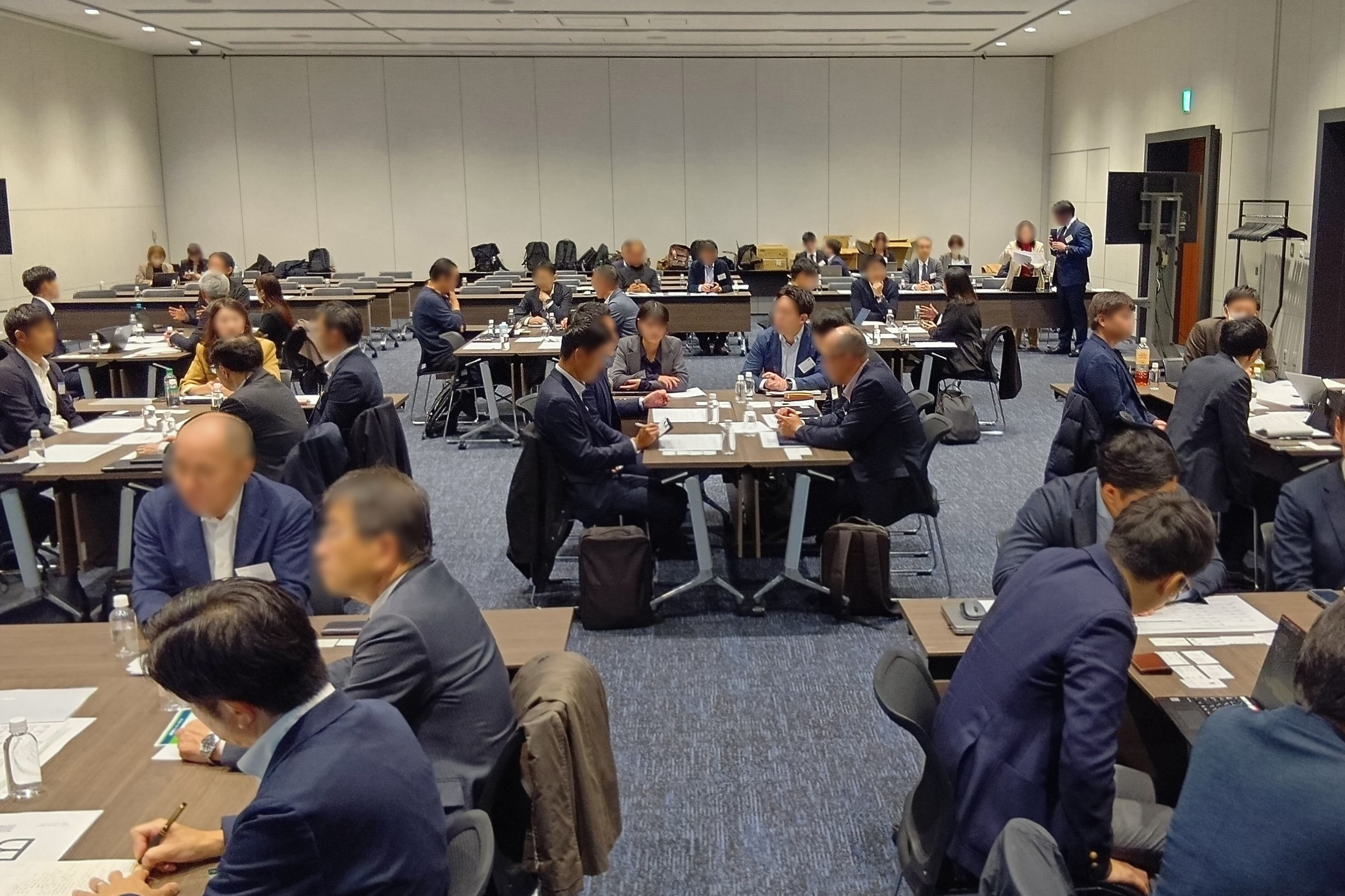 40〜100名規模の集合研修・講義の様子