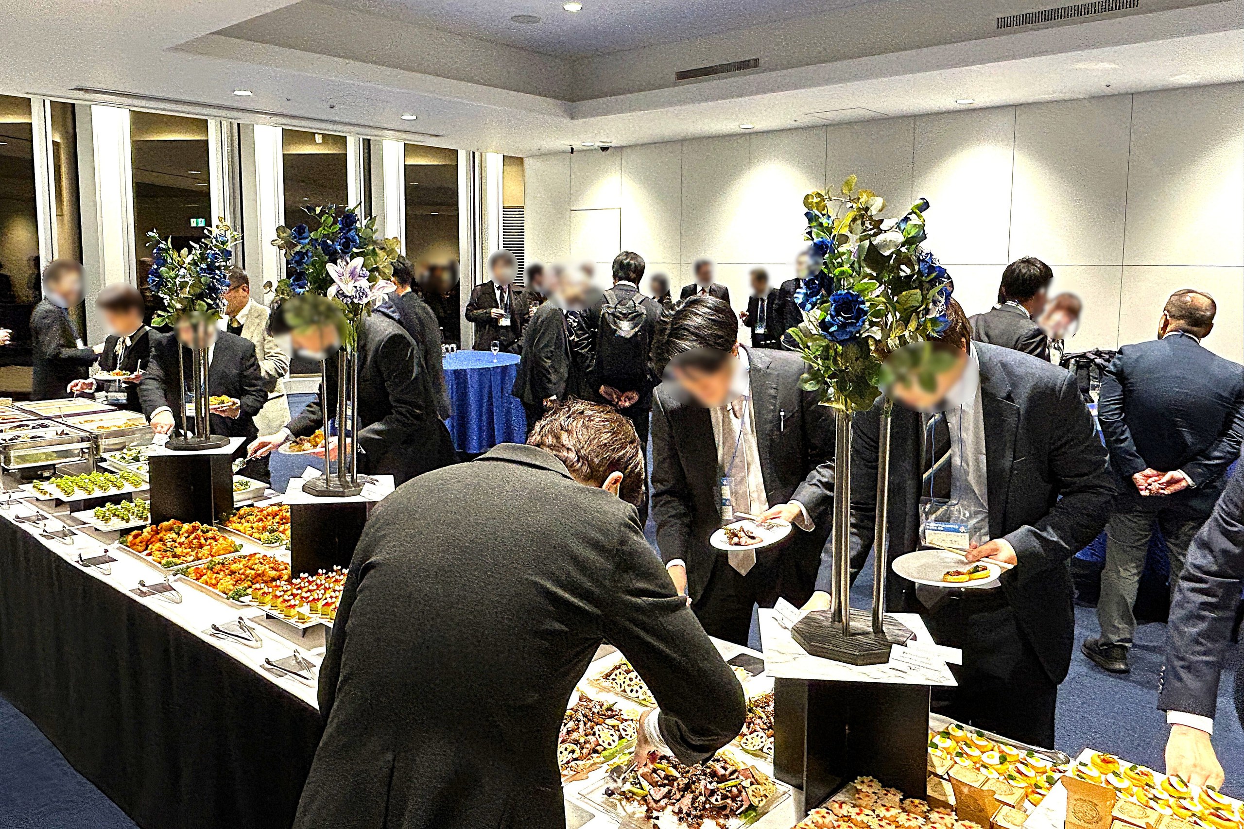 同一フロアでの立食懇親会・交流風景